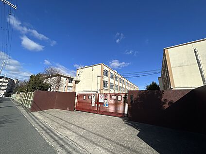 桂川小学校 約700ｍ(徒歩9分)