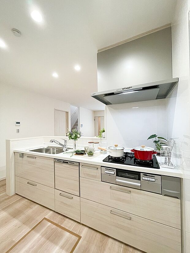 【ドリームタウンシリーズ施工例】
キッチンワークしながら大切な家族との会話を楽しめる対面キッチン♪