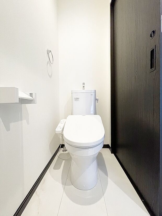【【ドリームタウンシリーズ施工例：トイレ】】壁リモコンで両サイドがスッキリとしており、多彩な機能付で清潔なトイレ空間に。