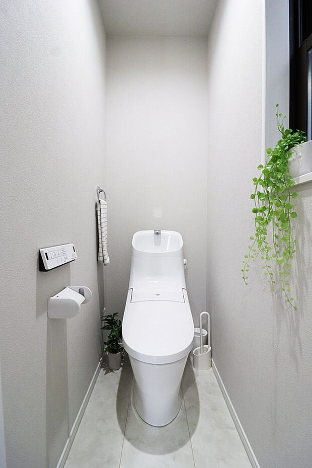 【【ドリームタウンシリーズ施工例:トイレ】】壁リモコンで両サイドがスッキリとしており、多彩な機能付で清潔なトイレ空間に。さらにトイレを2ヶ所取り付けることで来客時も安心!