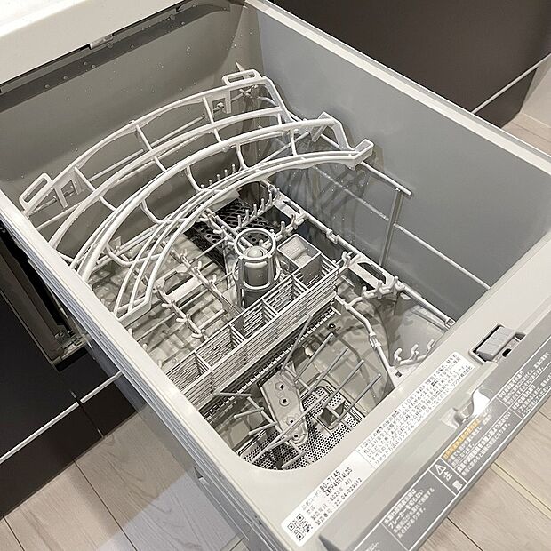 【【ドリームタウン共通仕様:食器洗浄乾燥機】】●〇食器洗浄乾燥機●〇
■後片付けをサポート!食事後の家族のくつろぎタイムもゆっくりと過ごせます♪
■朝食準備や送り迎え…と忙しいママも大助かり!