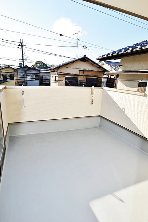 バルコニーから取り入れたお洗濯物はそのままCLに収納できる家事楽同線になっております。