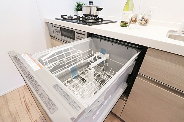 【【ドリームタウンシリーズ施工例:食器洗浄乾燥機】】■後片付けをサポート!食事後の家族のくつろぎタイムもゆっくりと過ごせます♪
■朝食準備や送り迎え…と忙しいママも大助かり!