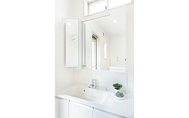 【【ドリームタウンシリーズ施工例:洗面化粧台】】一日の始まりの朝、歯磨きをしたりメイクや髪をセットしたり・・・使いやすさが考えられた3面鏡です♪シャワー付水栓で洗面台でのシャンプーや毎日の掃除に大変便利ですね♪