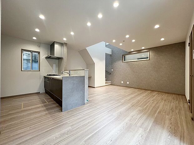 【リビング】１８帖越えのリビングはご家族でのんびりお過ごしいただけます。
現地（2026年6月）撮影