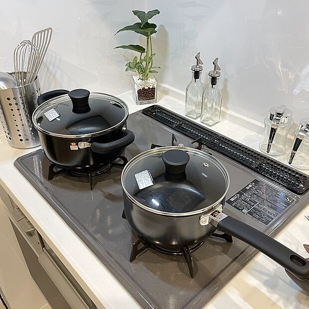 【【施工例：三口コンロ】】バーナー間隔が広いので、３口同時に使っても鍋振りもできます！グリルの排気口をコンパクトにして、仮置きできるスペースもご用意しております。