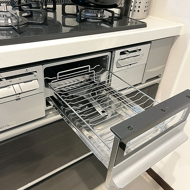 【【ドリームタウン共通仕様:グリル】】フライパンで焼くことの多い肉料理を代わりにグリルを使えば、油をひく必要もなく、余分な脂も落として焼けるため、フライパンを使った時よりも多く油脂分をカットできます!