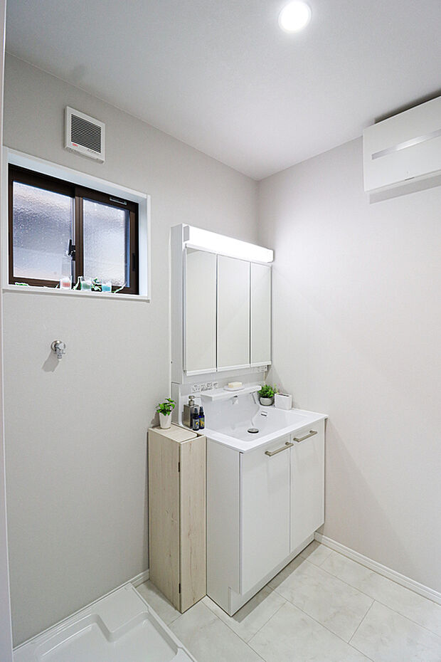 【【ドリームタウンシリーズ施工例:洗面】】一日の始まりの朝、歯磨きをしたりメイクや髪をセットしたり・・・使いやすさが考えられた3面鏡です♪