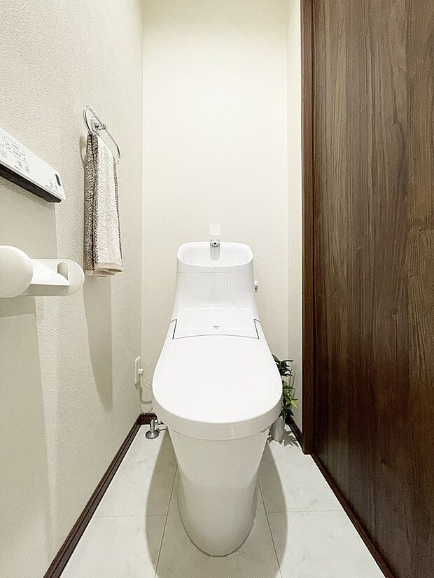 【【ドリームタウンシリーズ施工例:トイレ】】節水型でエコなトイレには、今では当たり前のウォシュレット付き。便座を温める機能もついていて、居心地良くてトイレから出られなくなるかも!換気用に換気扇はもちろん、窓も着いているので常に快適ですね♪