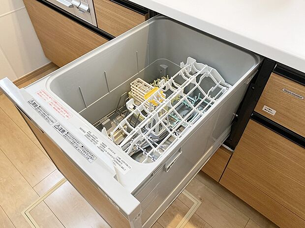 【【施工例：食器洗浄乾燥機】】食器洗乾燥機付きで家族の食器もピカピカ。後片付けもラクラクこなせて、日々の生活には欠かせない便利設備。環境にもママの手にも優しいのがうれしいですね。