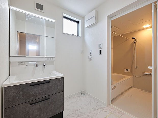 【【27号地】パウダールーム】シャワー付洗面化粧台、三面鏡