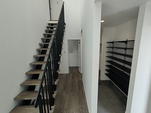 【【28号地】エントランス】解放感のある吹き抜け階段・大容量のシューズインクローゼット