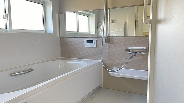 【浴室】広さは1坪で浴槽も広々としています。床は冬場でも冷たさを感じにくいものを使用しています。また、汚れが付きづらく落ちやすいのでお手入れも簡単です。