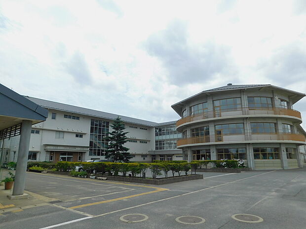 八街中央中学校(約560m)