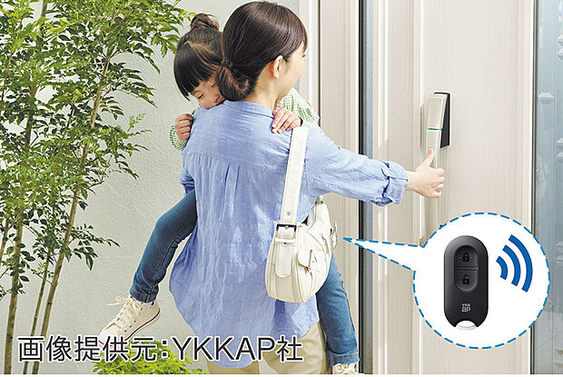 【【玄関スマートキー(電気錠)】】リモコンをポケットやカバンに入れたまま、ボタンを押すだけで施錠・解錠ができます。
両手がふさがっている時や雨の日などに嬉しい設備です。