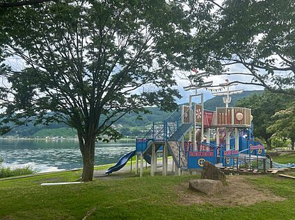 岡谷湖畔公園 約920m(徒歩12分)