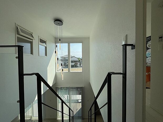 家の中心に設けたオープンスタイルの階段。視線の抜けをつくることで、リビング全体がより広く開放的に感じられます。