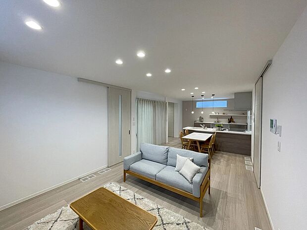 キッチンからリビングまで一直線につながる開放的な間取り。家族の様子を見渡しながら家事ができ、自然と会話が弾むあたたかな空間を演出します。