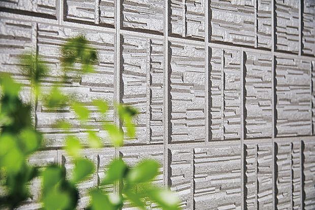 【ジオマイト外壁】(1)石素材をモチーフとした重厚感のある外壁。
(2)彫りの深みによる重厚な陰影感と美しさ。
(3)時間帯や季節による光の違いで表情が変化。