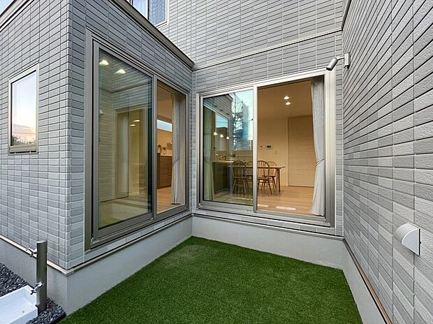 【中庭】外からの視線をやわらかく遮り、プライバシーに配慮した中庭空間。外部とほどよく距離を保ちながら、安心してくつろげる設計です。