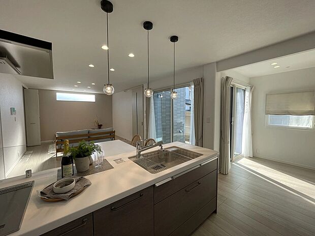 【LDK】キッチンに配したペンダントライトが空間のアクセントに。手元をやさしく照らしながら、リビングまで見渡せる配置で家族の様子を感じられます。