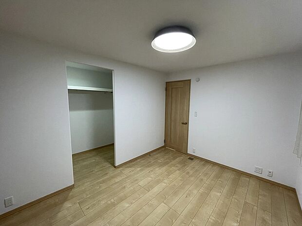 【主寝室】ウォークインクローゼットを設置した主寝室。たっぷり収納が嬉しいですね♪