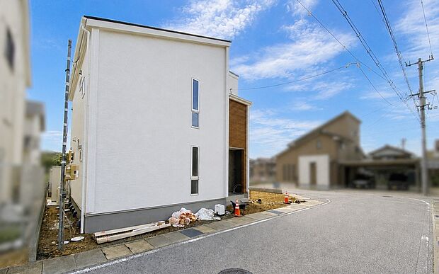 【1号棟 外観・前面道路】別角度から見た現地外観です。建物の配置や前面道路との位置関係もあわせてご確認ください。