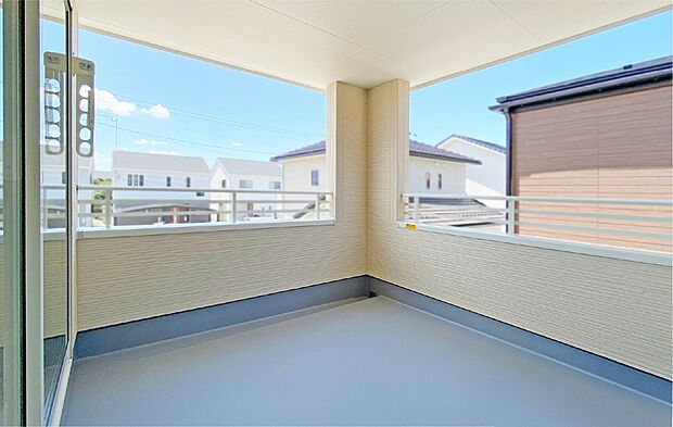 【バルコニー ※同社施工例※】バルコニーは広々としていて日当たりも良好です。インナーバルコニーなので急な雨からもお洗濯物を守ってくれます。