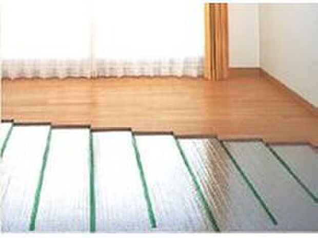 【TES温水式床暖房】「ふく射熱」で足下から室内全体を均一に暖める床暖房システム。風が出ないので、部屋の乾燥やホコリを舞いあげる心配もなくクリーンな暖房です。