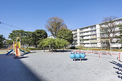 神代団地プレイロット（ひまわり公園）  最短距離～最長距離（約191m～約218m）