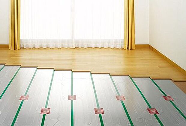 【TES温水式床暖房】「ふく射熱」で足下から室内全体を均一に暖める床暖房システム。風が出ないので、部屋の乾燥やホコリを舞いあげる心配もなくクリーンな暖房です。