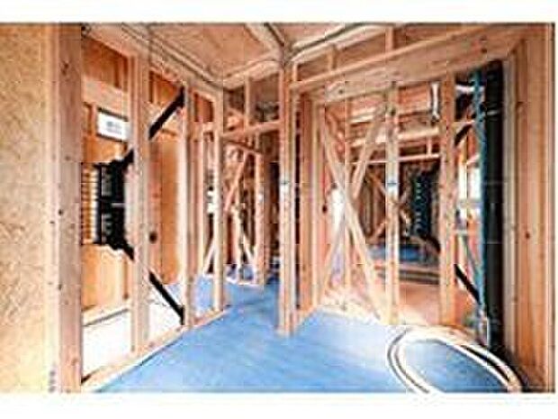 【ハイブリッドキューブ工法】制振性能をもつ壁倍率5倍の制振ダンパー耐震壁「延樹・ブランチ」を組み合わせることで、建物の揺れを吸収。繰返し発生する大地震から建物の損壊を軽減し、建物の長寿化にも貢献します。