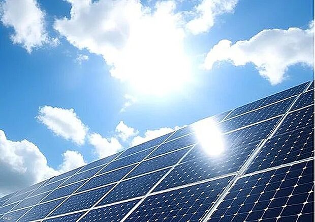 【太陽光発電システム】環境とエコに貢献できる太陽光パネルを全棟標準装備。光熱費の節約や非常時の電源確保など、快適と安心な生活をバックアップします。