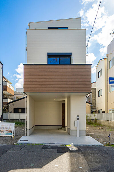 【4号地・外観写真】
洋室4部屋プランの住まい。3部屋が6帖以上と、各個室にもゆとりがあります。大容量のSICを含め、随所に収納を備えており、ご家族が多いご家庭でもすっきりとした住空間を保てそうです。