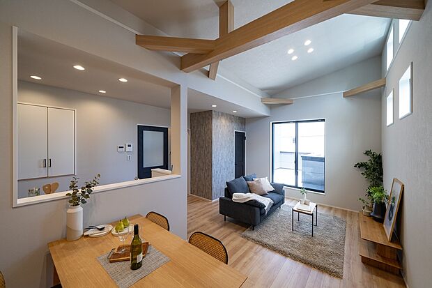 【本分譲地に建築可能な建物プラン例】
バルコニーから陽光を取り込む2階リビング。LDKそれぞれの空間を心地よく繋ぎ、ご家族団らんを育みます。《分譲地外:建物面積94.77m2、建物価格1999万円》