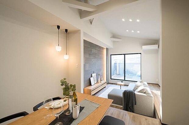 【LDK/約19.0帖】
西側にバルコニーへと繋がる大きな窓があるリビングダイニングです。リビングとダイニングは用途別に使い分けもしやすく、食事やくつろぎの時間をそれぞれの空間で楽しめます。