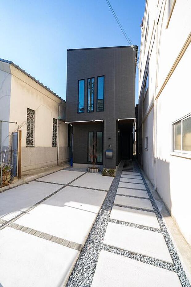 【本分譲地に建築可能な建物プラン例】
モノトーンなカラーリングで大人な印象に仕上げた外観。ガレージの広さは十分に確保しました。《分譲地外:建物面積104.89m2、建物価格1744万円》