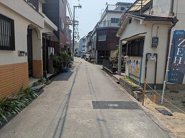 【前面道路含む現地写真】
スーパー・ドラッグストアが徒歩4分圏内!教育施設も近隣に揃い、共働きの子育て世帯にも暮らしやすいロケーションです。