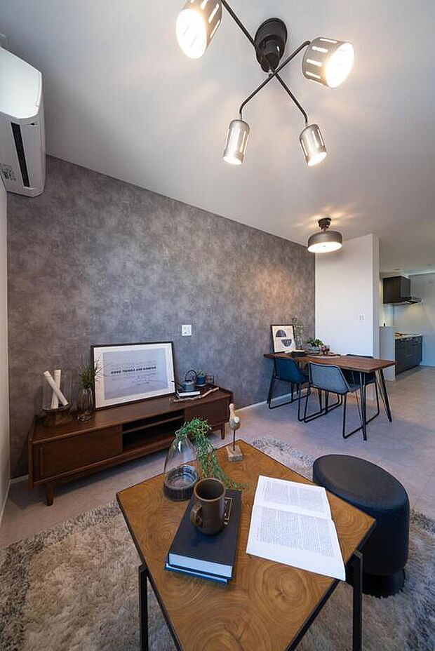 【本分譲地に建築可能な建物プラン例】
LDKは中央の壁でゆるく仕切っており、縦長の空間の広がりを感じながらもメリハリをつけて過ごせます。《分譲地外:建物面積72.72m2、建物価格1552万円》