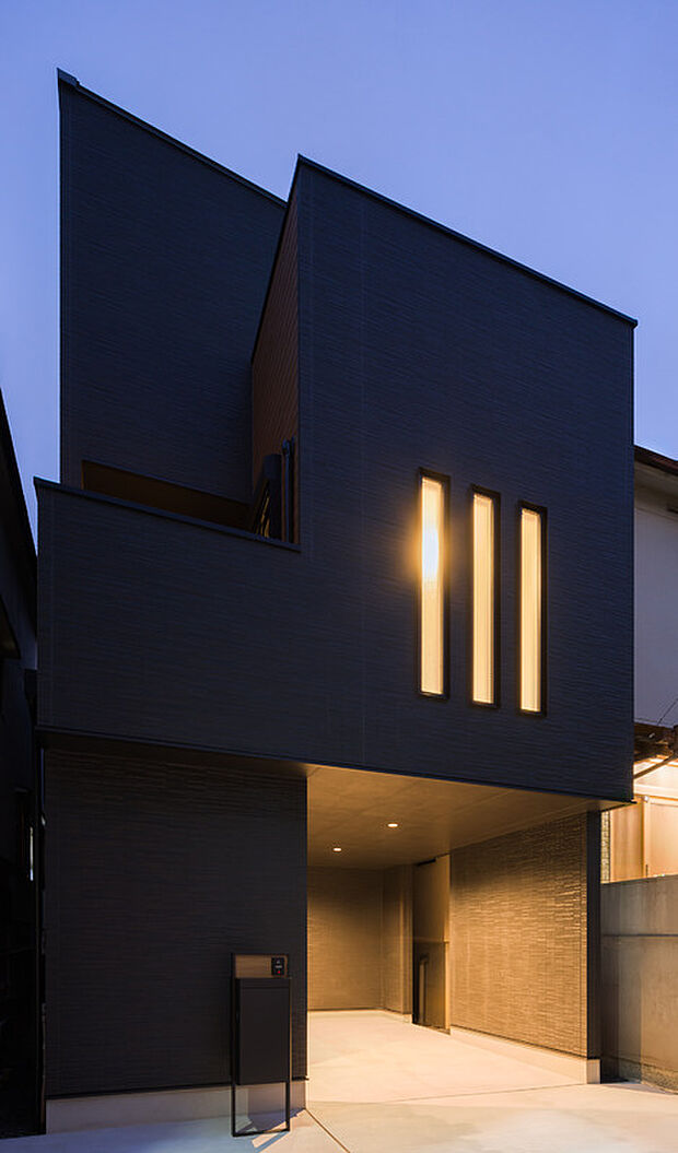 【外観写真】
2階LDKに設置した3つ並んだスリット窓が、外観にアクセントを与えています。夜には、窓から柔らかい光が溢れ、日中とは違った表情に。温かみのある佇まいで帰宅するご家族を迎えてくれます。