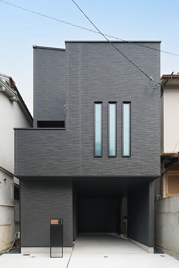 【外観写真】
阪急神戸線「武庫之荘」駅まで徒歩13分の立地に、3階建てコンセプトハウスが誕生！広々とした2階LDKや、大容量の収納が豊富な住まいです。ぜひ現地にてご内覧ください。