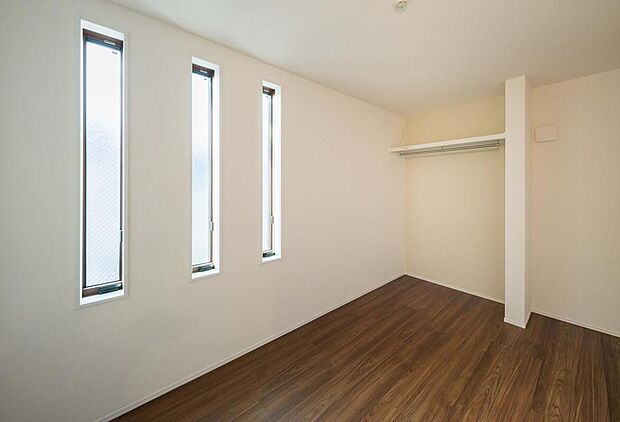 【洋室/約5.6帖】
寝室や子供部屋、ワークスペースなど、ライフスタイルに合わせて多目的に活用できるお部屋です。ハンガーパイプ付きのオープンクローゼットがあり、見せる収納を楽しめます。