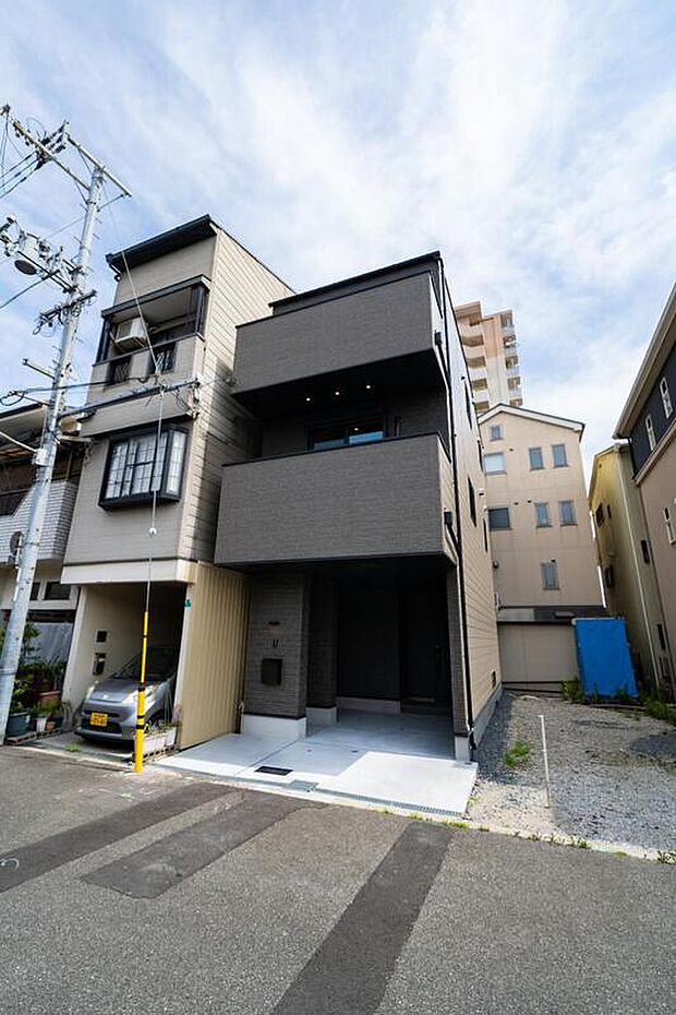 【本分譲地に建築可能な建物プラン例】
《エレガントな雰囲気漂うホテルライクな家》。ダークカラーの外壁を採用し、落ち着いた表情の邸宅です。《分譲地外:建物面積89.10m2、建物価格1662万円》
