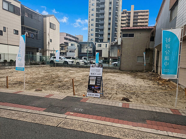 【全体区画図】
2沿線利用可!大阪市内中心部や京都方面に好アクセスが叶う立地に、全3区画の自由設計対応分譲地が誕生。北側前面道路は幅員約8.0mとゆとりがあり、車の入出庫もスムーズに行えます。