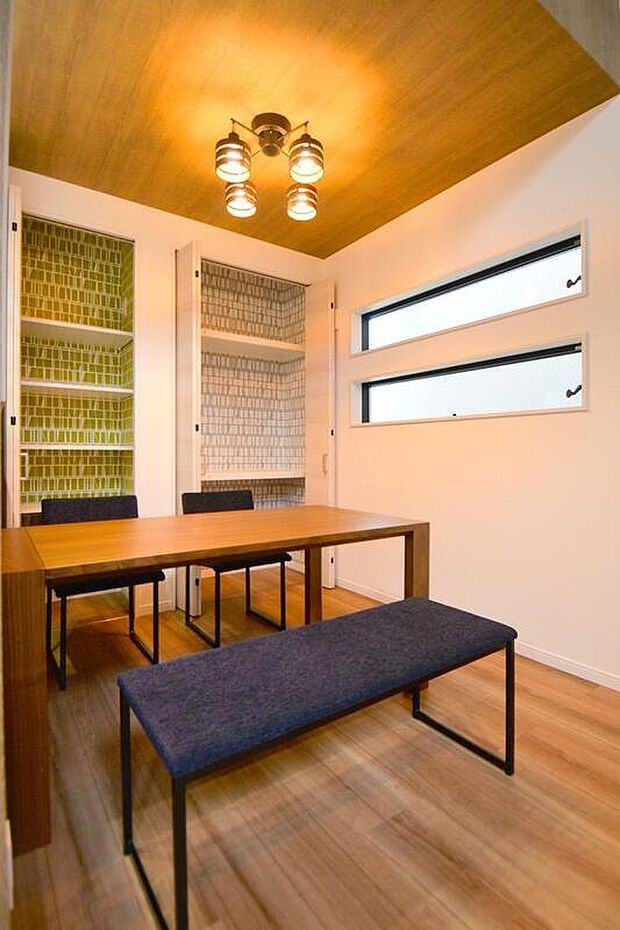 【本分譲地に建築可能な建物プラン例】ダイニング背面の収納に、愛嬌ある柄もの壁紙を施しました。開放的であたたかみがあり、心が和む空間です。《分譲地外:建物面積103.68m2、建物価格1862万円》