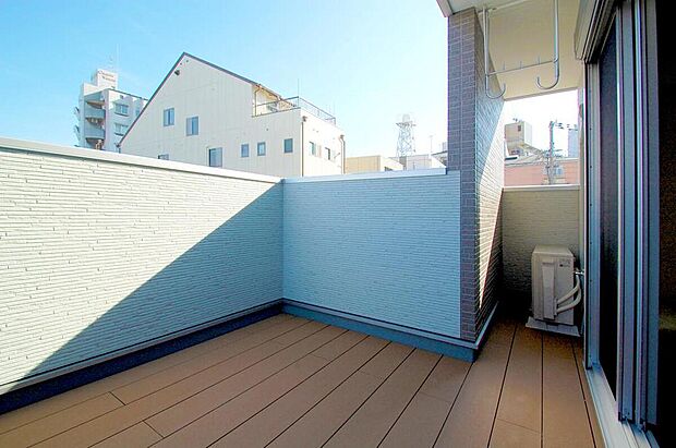 【本分譲地に建築可能な建物プラン例】
開放感のある玄関ホール。シューズボックスに加え、SICもあるので空間をすっきりと保てます。《分譲地外、建物面積107.32m2、建物価格1928万円》