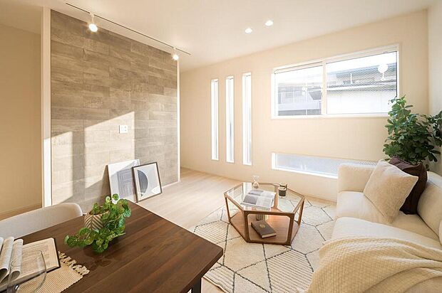 【LDK(約16.8帖)/2号地】
南西側から爽やかな自然光が差し込む、心地よい住空間です。壁の一部にエコカラットを施し、調湿性とデザイン性を兼ね備えた空間に◎