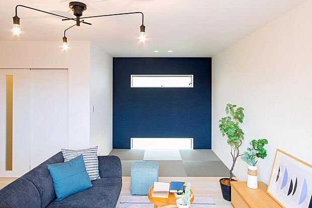 【本分譲地に建築可能な建物プラン例】
ごろんとひと息ついたり、子どもの遊び場に活用可能な3帖のタタミコーナー。リビングと統一感のある配色が◎《分譲地外:建物面積102.46m2、建物価格2138万円》