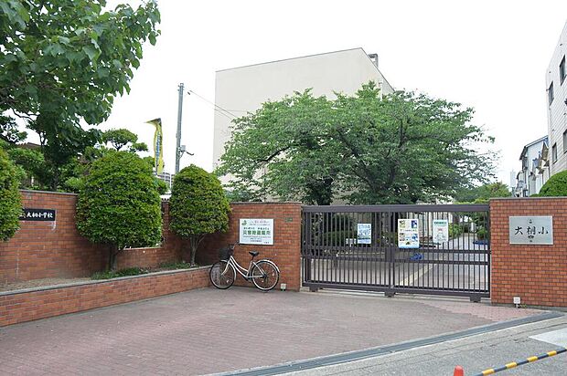 大桐小学校まで約100m 徒歩2分。校訓は「まじめに 強く 正しく」。HPにて、日々の学校生活の様子や毎月の行事予定などを確認することができます。