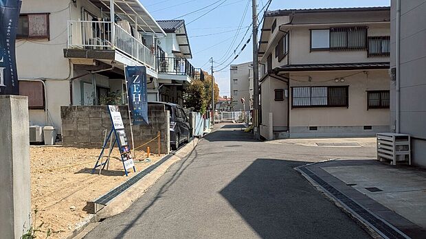 【前面道路含む現地写真】
前面道路と敷地との高低差がほとんどないので、自転車や車の出し入れがスムーズ。大きな道路に面していないため、落ち着いた立地です。